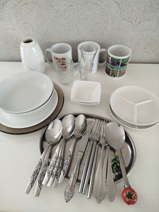Набір посуду (тарілки , горнятка,ложки,вилки