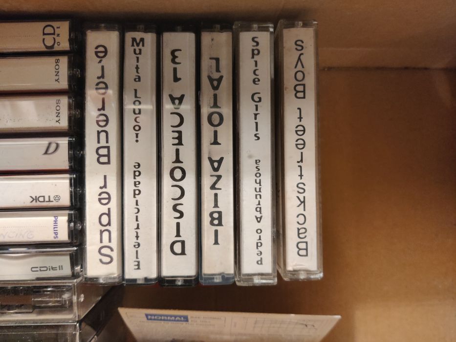 15 casettes originais + 22 casettes de surpresa