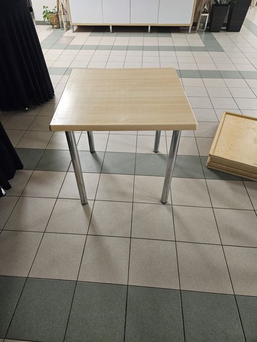 Stoliki kawiarniane / robocze 80x80 cm – metalowe nogi