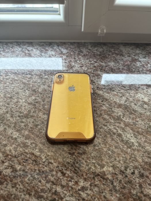 Iphone XR, желтый с чехлом