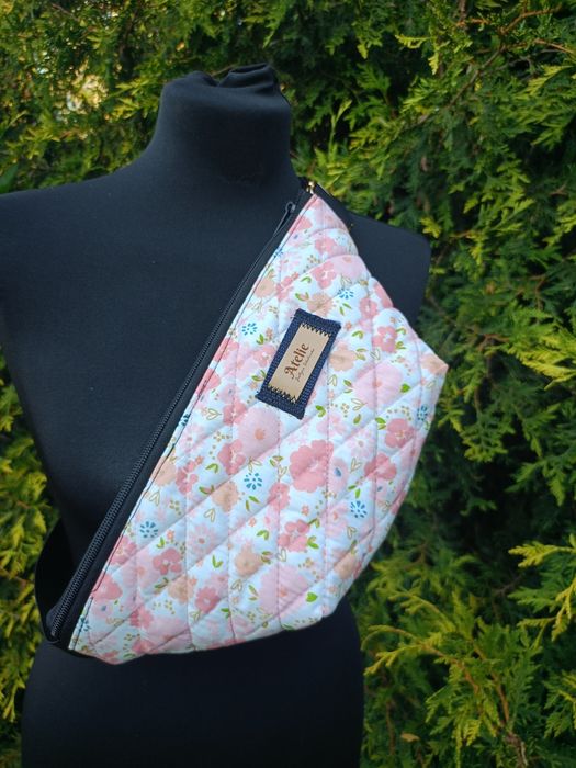 Pikowana nerka handmade – kwiatowy przód + czarny tył