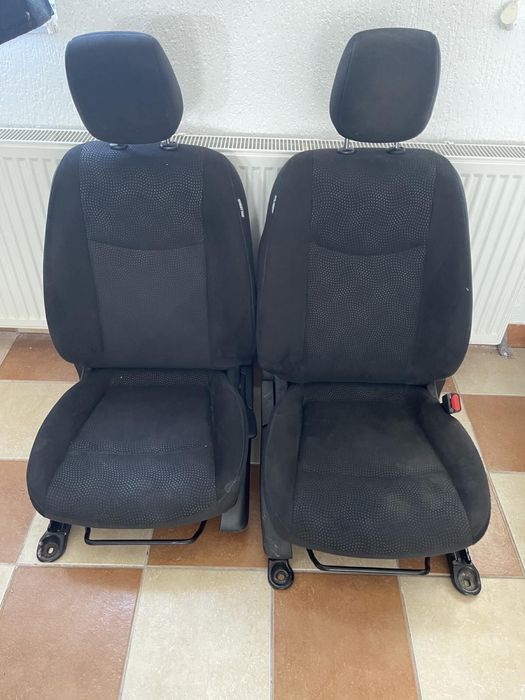 Передні сидіння Nissan Leaf з підігрівом