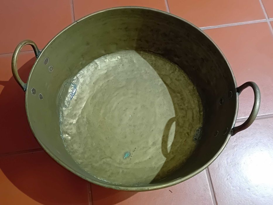 Vendo uma bacia e um tacho, em cobre