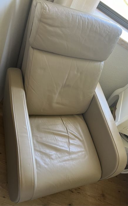 Sofa em pele reclinavel.