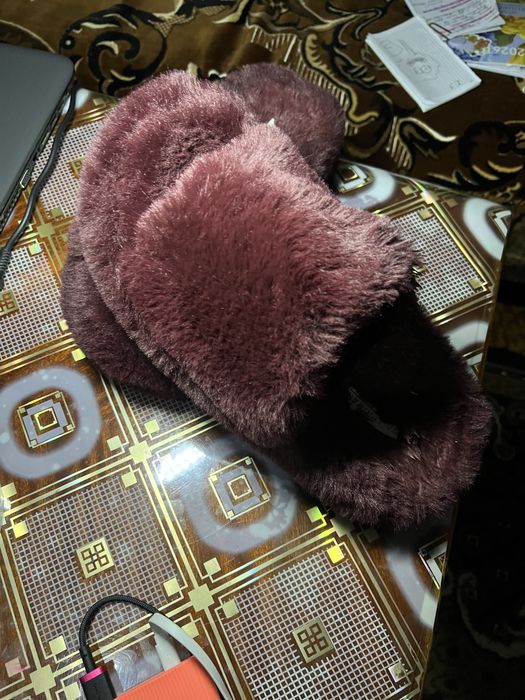 Це бордові домашні капці зі штучного хутра