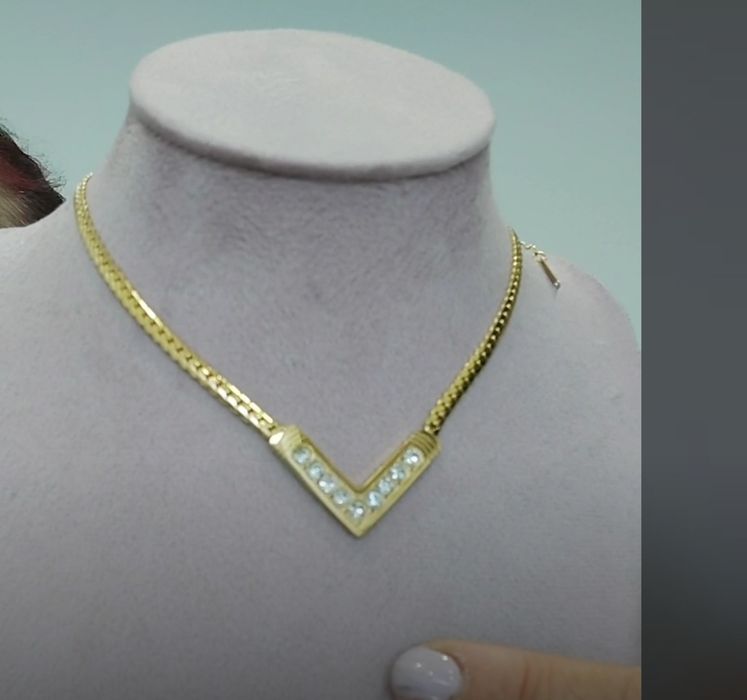 Colar em V ,com zirconias