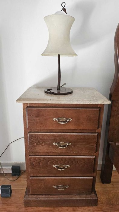 Cama completa com estrado, 2 mesinhas de cabeceira com mármore e 2 candeeiros