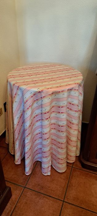 Mesa redonda em madeira - BAIXA DE PREÇO- SÓ  ESTA SEMANA