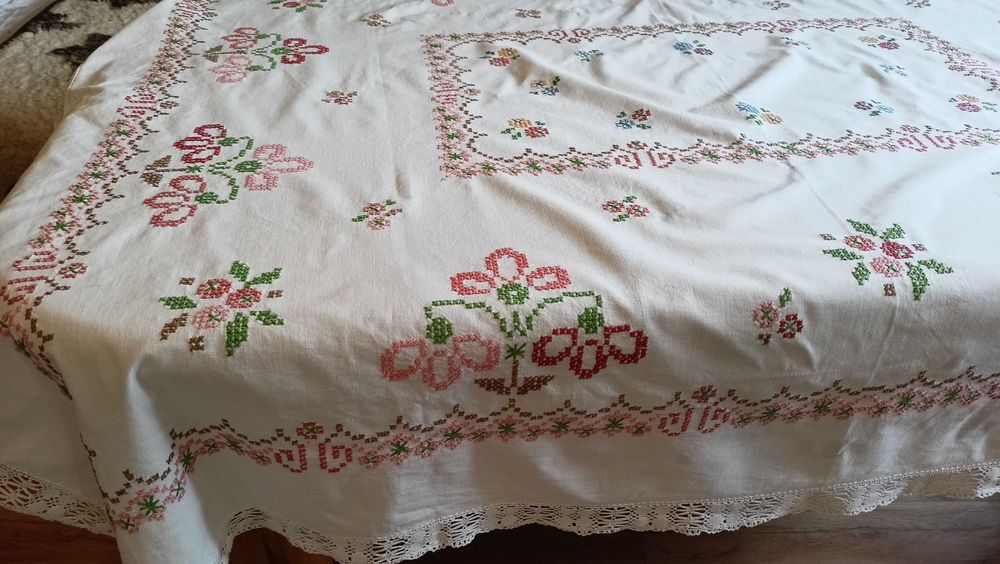 Obrus PRL haft ręczny, bawełna, koronka, krzyżyki