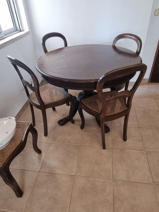 Conjunto de mesa e 6 cadeiras