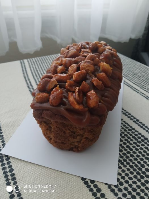 Кекс з гарбузом , родзинками, карамеллю, карамелізованим арахісом.