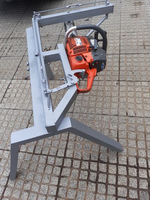 Cavalete automatico com motosserra