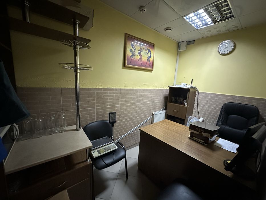 Продам в центрі приміщення 81м2