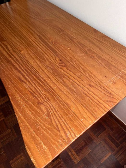 Secretária de madeira pinho mel, com prateleira deslizante