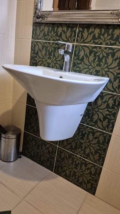 Umywalka z półpostumentem