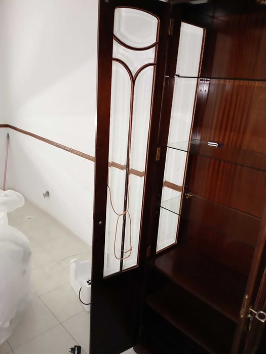 Cristaleira de madeira