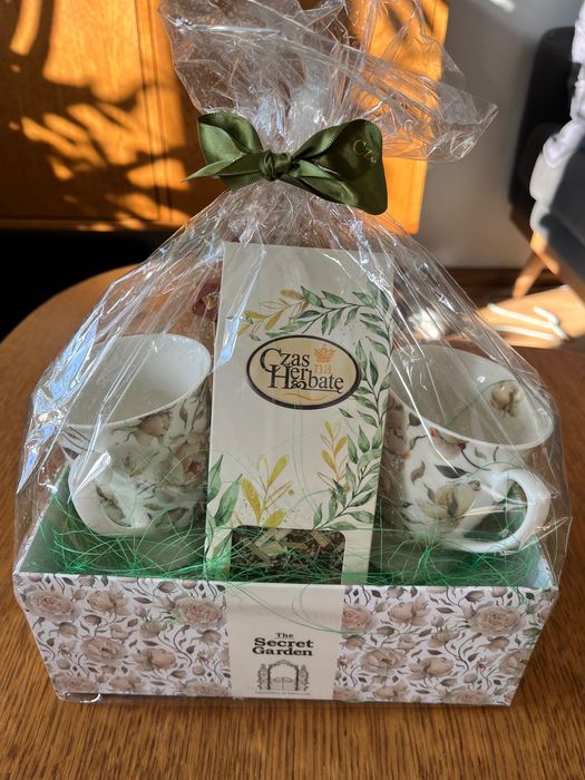 Dwa kubki i herbaty - zestaw prezentowy