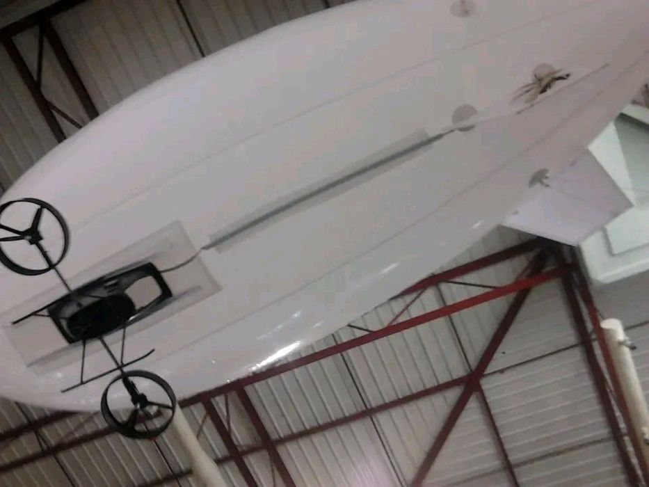 Dirigível radio controlado.422806985617582082