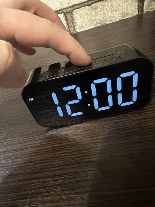 Електронний годинник настільний