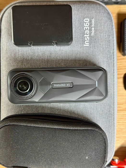 Insta360 X5 Essentials Bundle + Extras + Moto kit | Como Nova