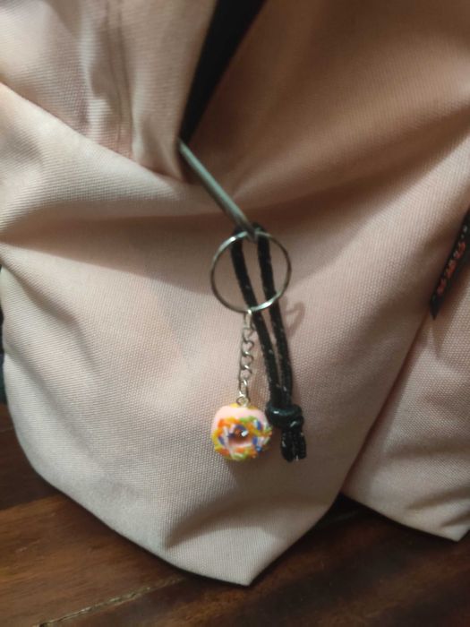 Porta-chaves de donut rosa claro  e granulados