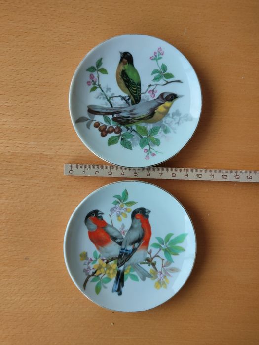 Conjunto de pequenos pratos decorativos em porcelana japonesa.