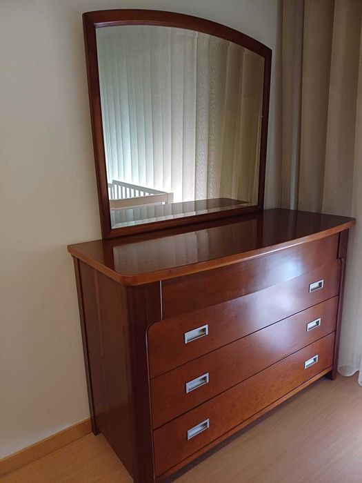 Mobília de quarto em cerejeira: cómoda, mesas de cabeceira e cama