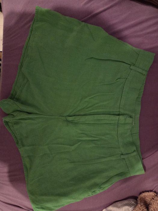 Zielone, krótkie spodenki