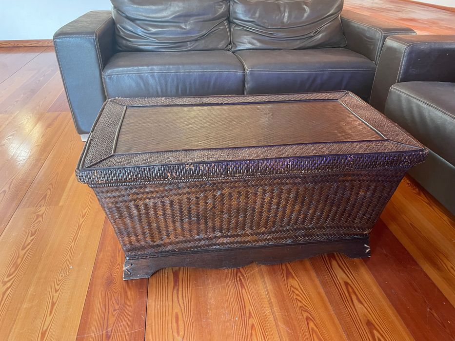 Mesa com espaço para arrumação