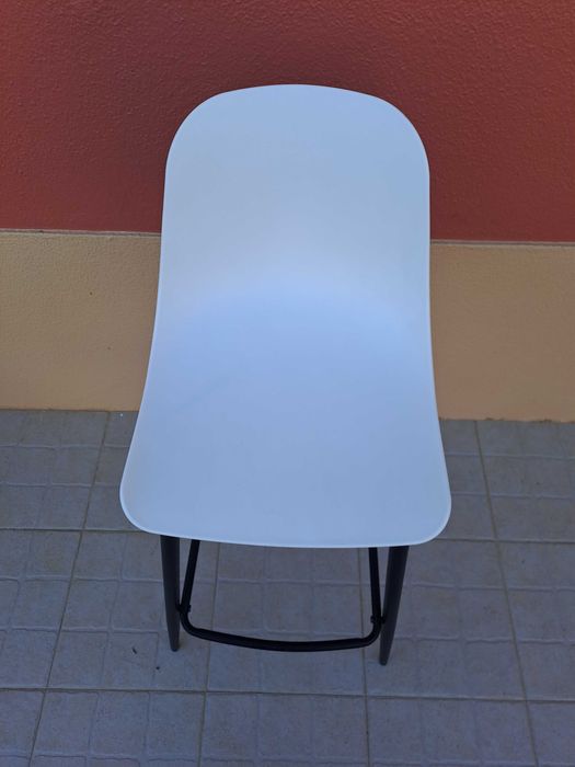 Cadeira alta assento branco pés pretos