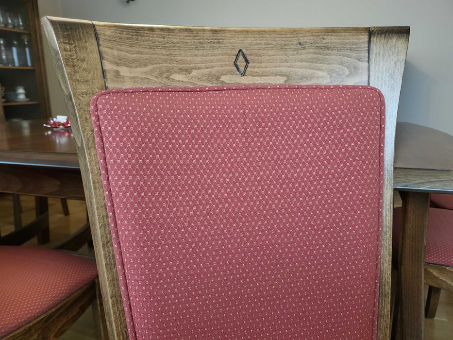 Solidny rozkładany stół i 8 krzeseł do jadalni, bardzo zadbane.