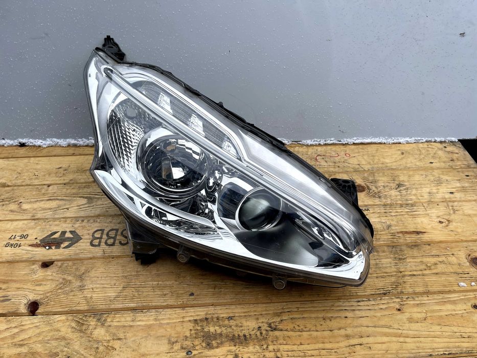 Lampa przód prawy Peugeot 208  soczewka