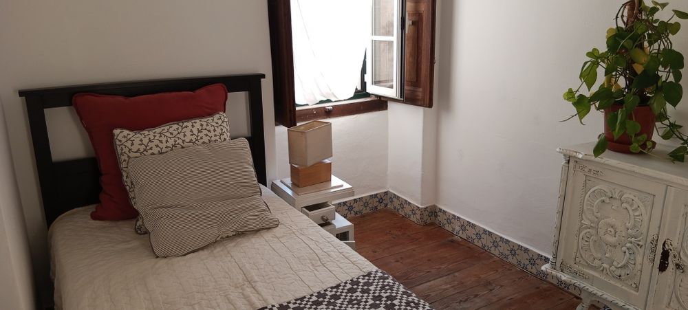 Quarto individual para arrendar em casa partilhada com residente