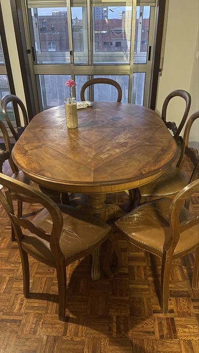 Vendo mesa com 7 cadeiras