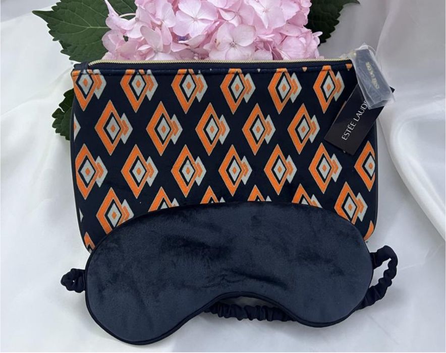 Оксамитова косметичка та маска для сну від Estee Lauder