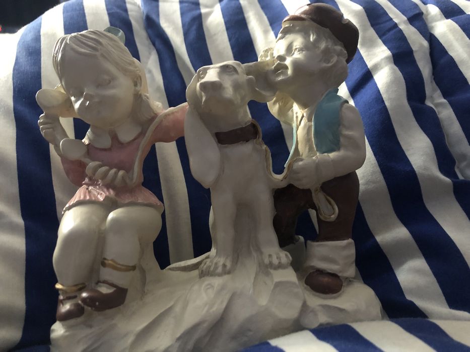 Статуєтк а  хлопчик собака і дівчинка