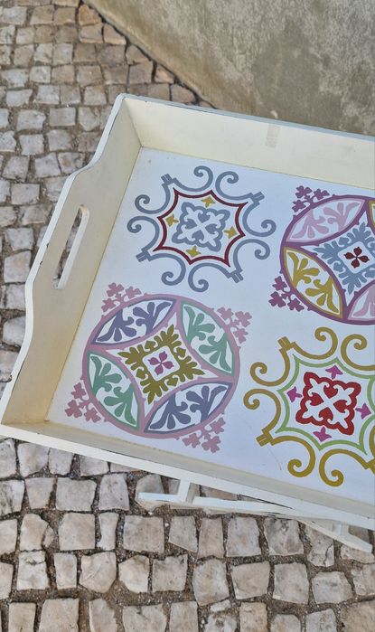 Mesa de apoio com tabuleiro