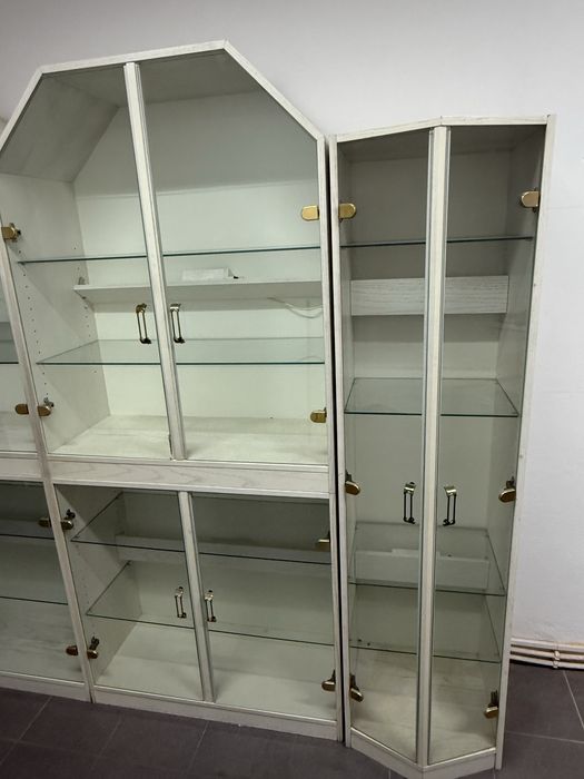 Szafa ekspozycyjna z półkami szklanymi