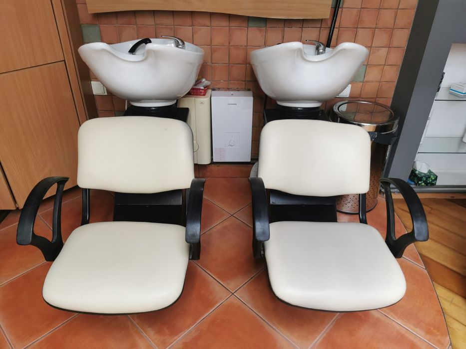 Dwie myjnie fryzjerskie