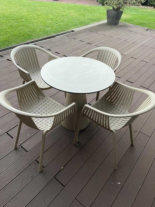 Mesa e cadeiras de exterior