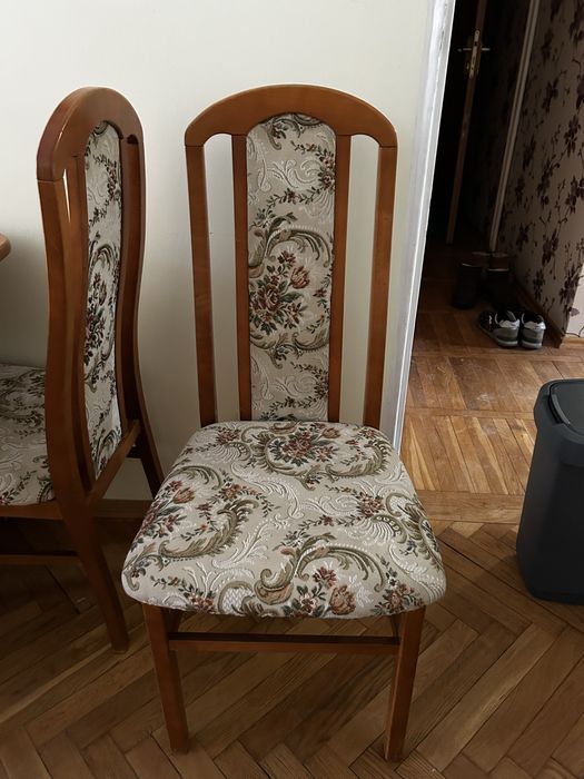 Stół rozkładany z krzesłami