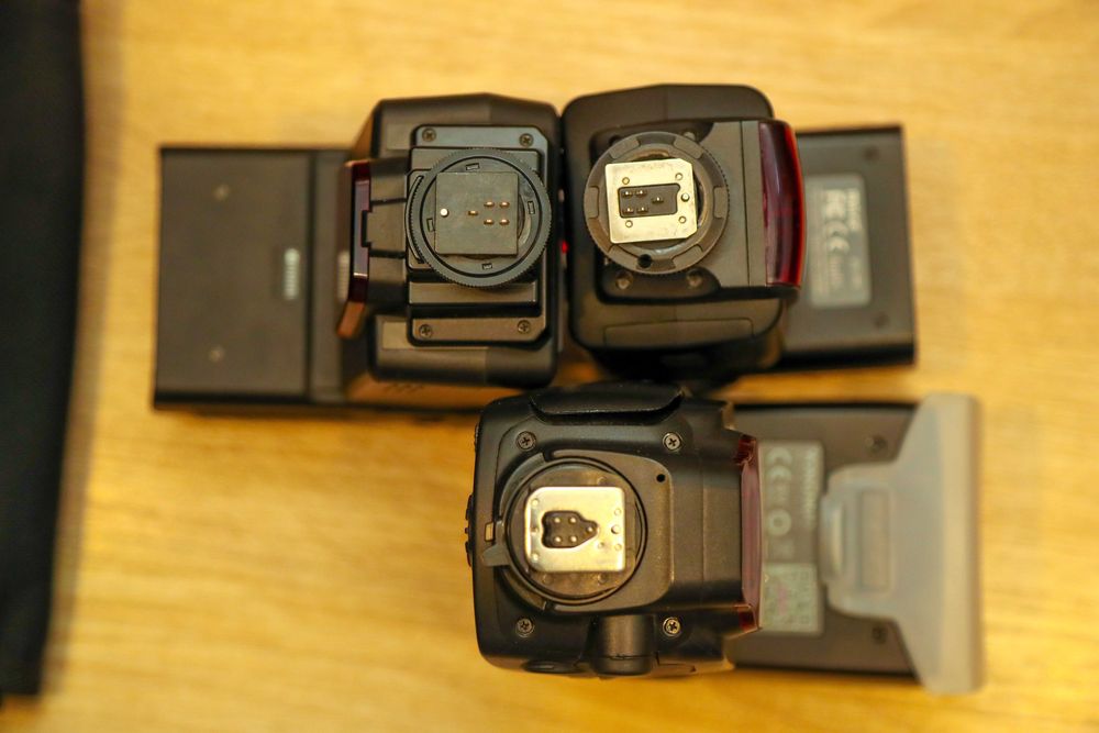 продаю 3 спалахи, об'єктив та відеокамеру