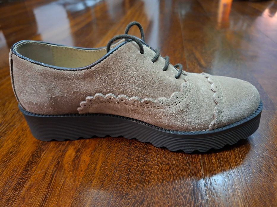 Sapatos em pele camurça bege claro com atacadores Foreva