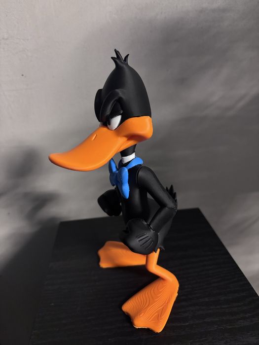Figurka Daffy Duck.