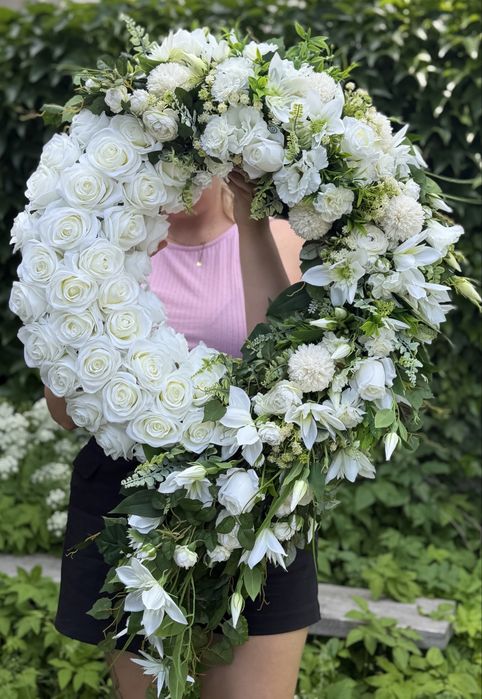Kompozycja nagrobna w odcieniach bieli i zieleni około 60 cm