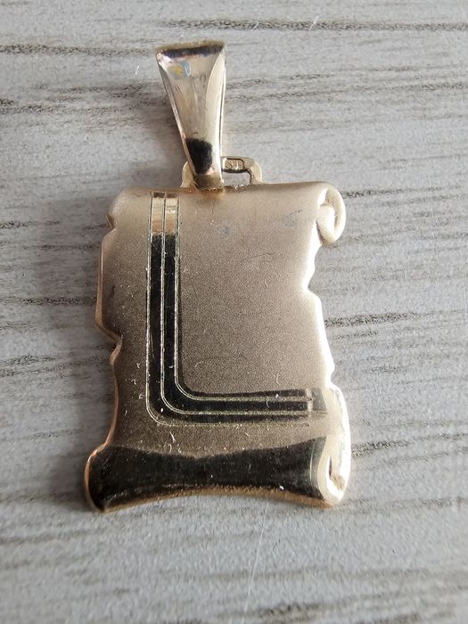Pendente em forma Pergaminho ouro 9Kt