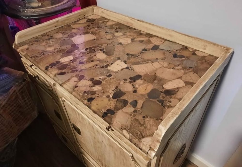 Móvel rústico com espelho com muita arrumação