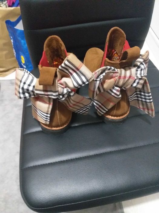 Botas nunca usadas com laço, nº 36