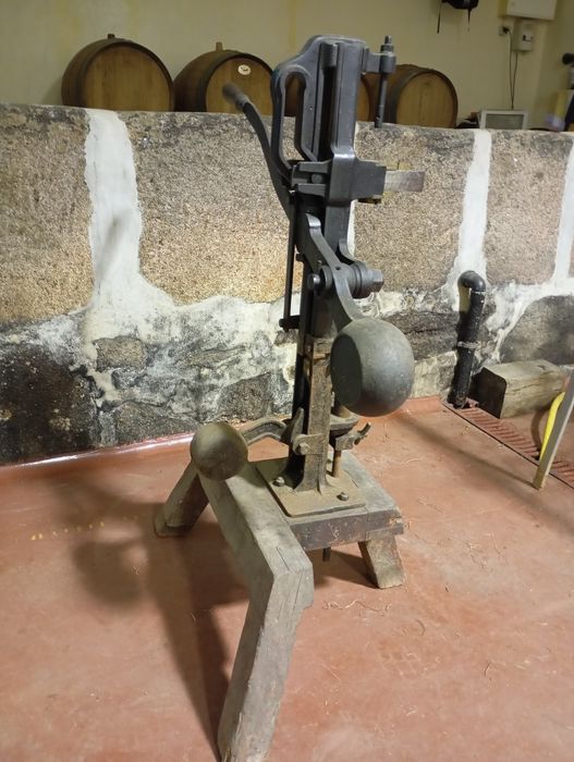 Maquina de colocar rolhas antiga