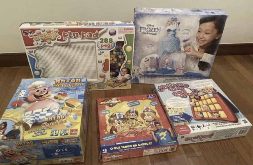 Brinquedos crianca, mesa , bancos , cadeira e roupa